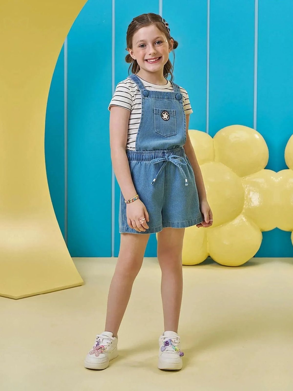 Conjunto de Blusa em Cotton Fio Tinto e Jardineira em Jeans Kukiê Infantil Menina