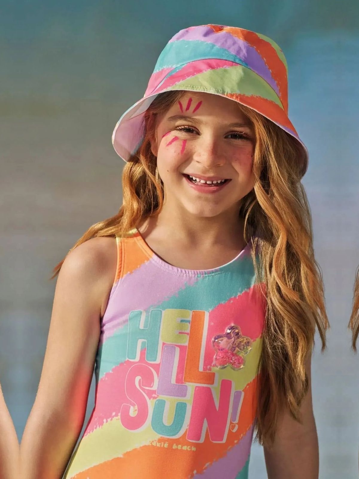 Conjunto de Maiô em Malha com Proteção UV50+ e Bucket em Nylon Kukiê Infantil Menina